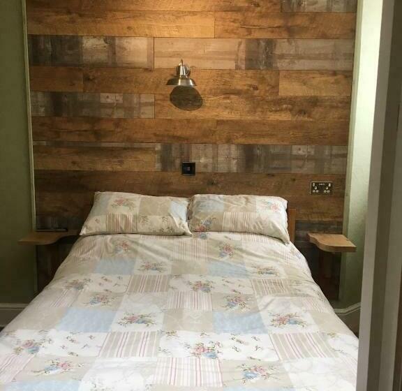 חדר משפחתי, Kings Arms Inn