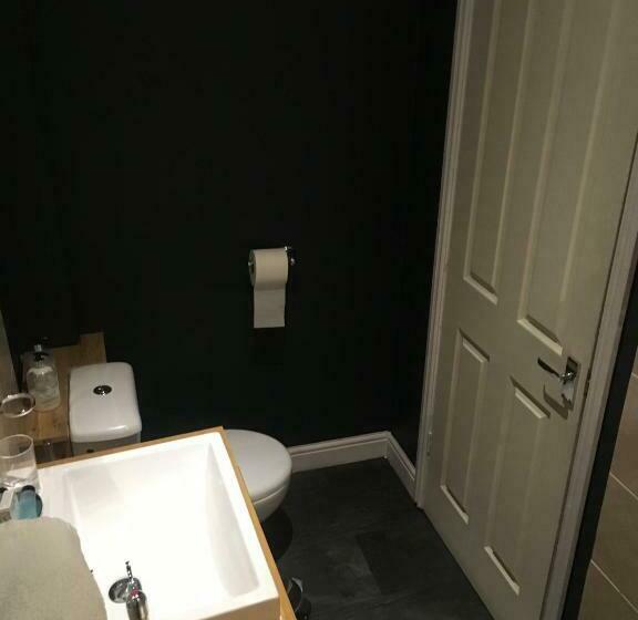 חדר משפחתי, Kings Arms Inn