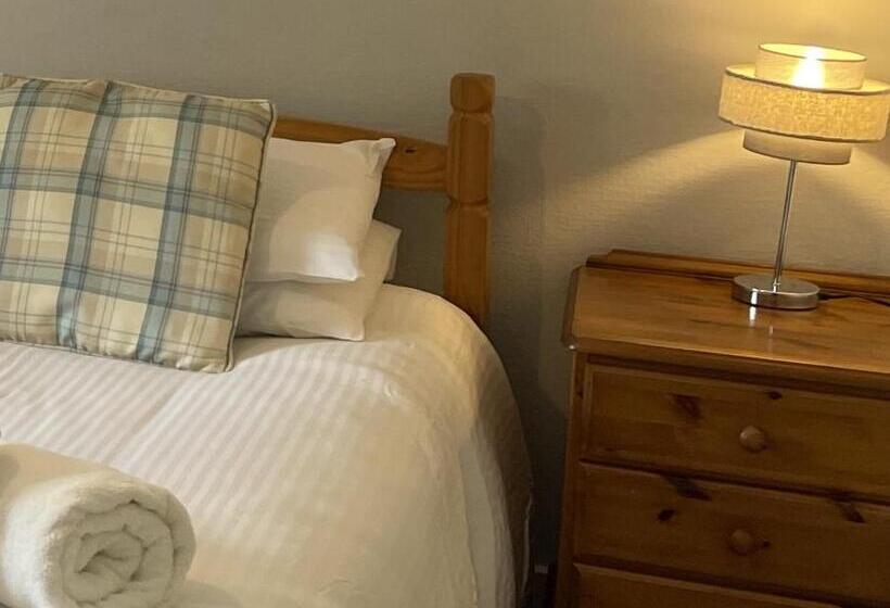 Номер Стандарт Вид на Сад, The Strontian