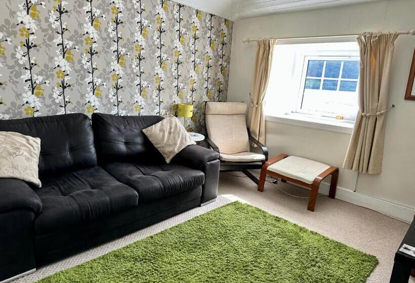 Семейный Номер, The Strontian