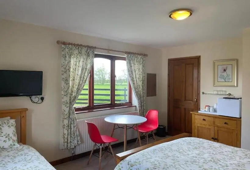 Classic Kolmen Hengen Huone, Sunset House B&b