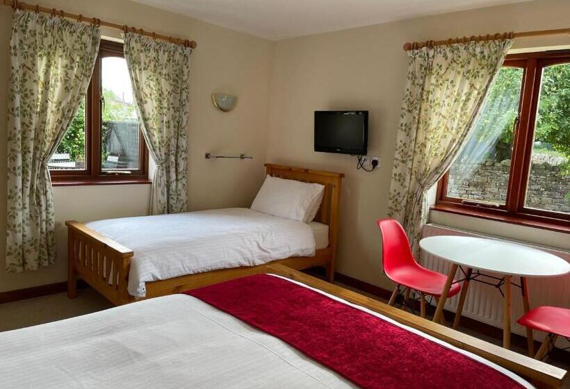 חדר קלאסי לשלושה, Sunset House B&b