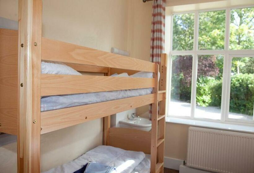 מיטה בחדר מעונות עם מקלחת משותפת, Yha Windermere