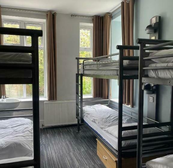 מיטה בחדר מעונות עם מקלחת משותפת, Yha Windermere