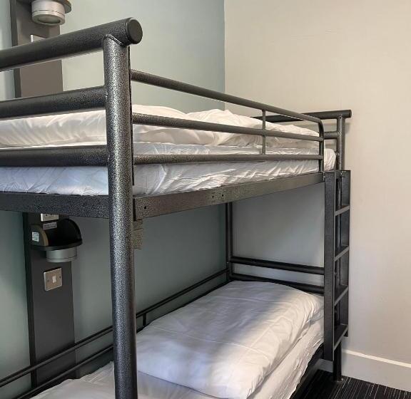 מיטה בחדר מעונות עם מקלחת משותפת, Yha Windermere