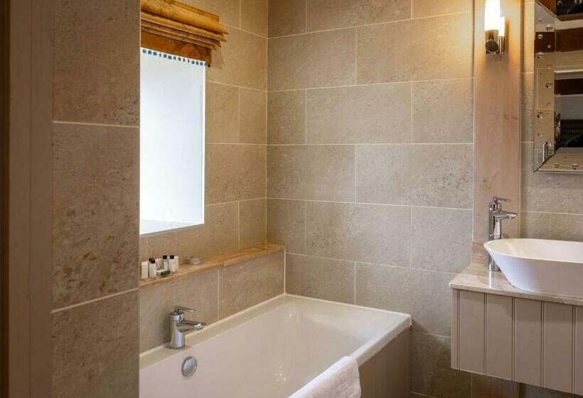 חדר סופריור, Briarfields