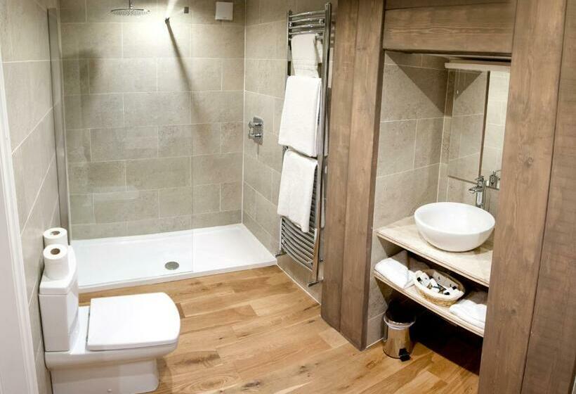 חדר סופריור, Briarfields