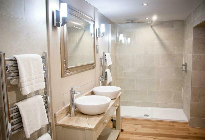 חדר סופריור, Briarfields