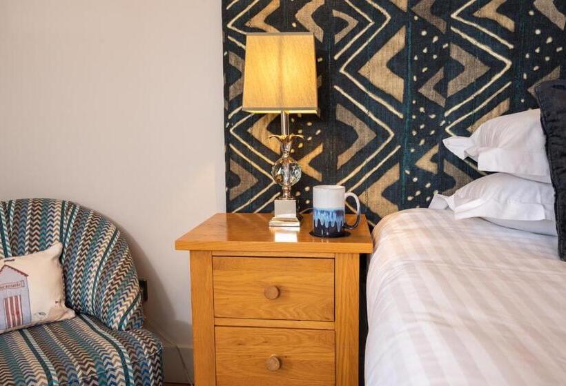 חדר סופריור, Briarfields