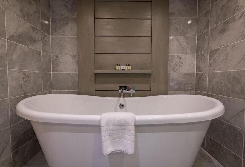 חדר סופריור, Briarfields