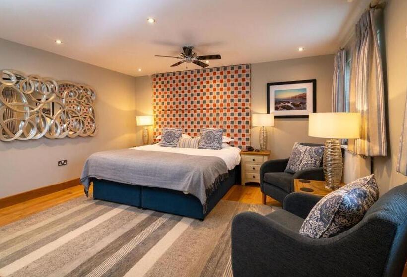 חדר סופריור, Briarfields