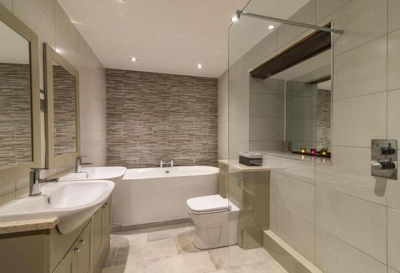 חדר סופריור, Briarfields