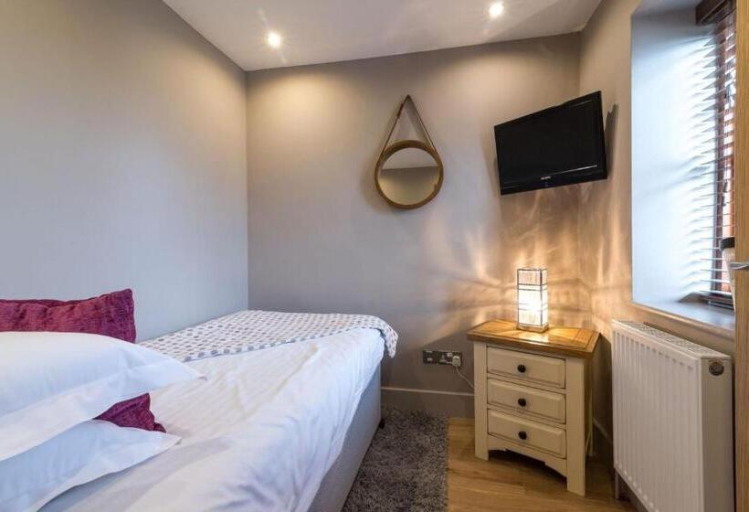 חדר סופריור, Briarfields