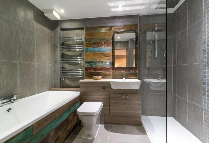 חדר סופריור, Briarfields