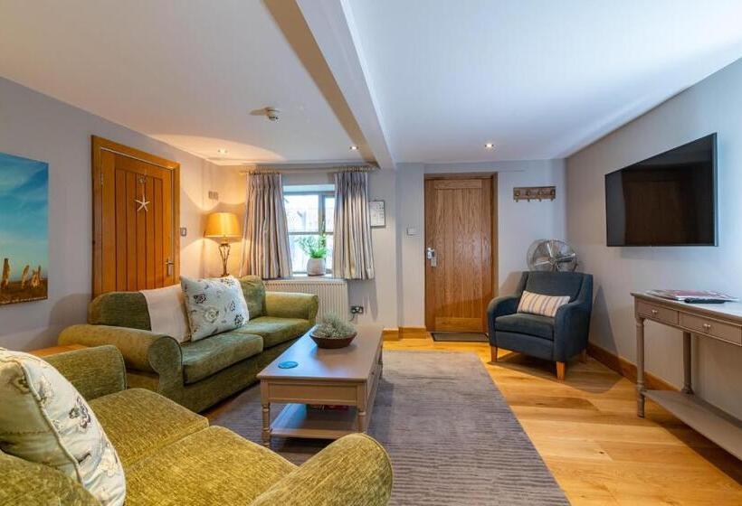 סוויטה, Briarfields