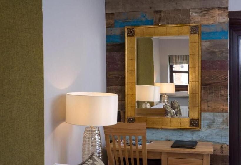 חדר בסיסי, Briarfields