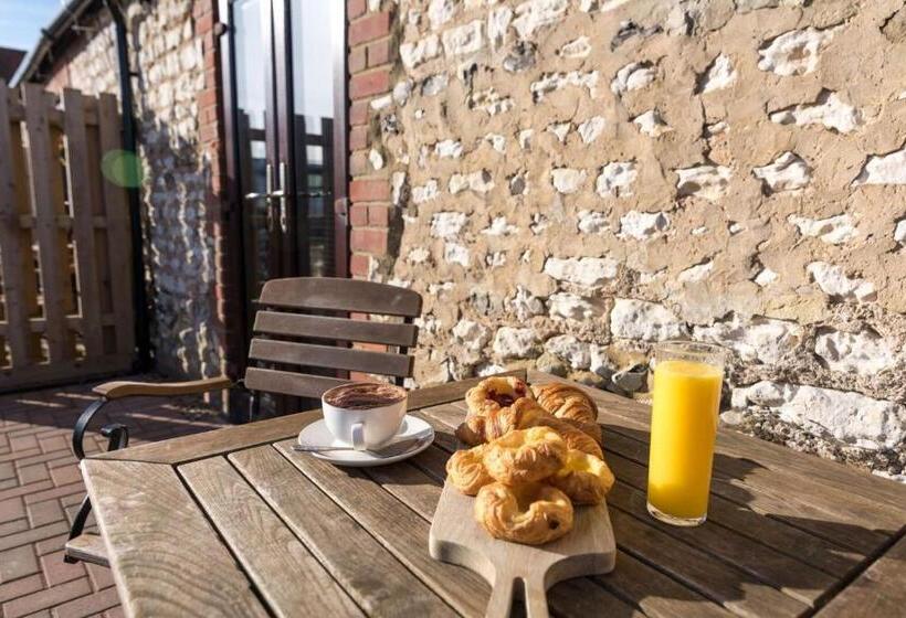 חדר בסיסי, Briarfields