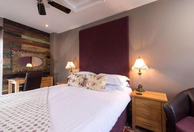 חדר בסיסי, Briarfields