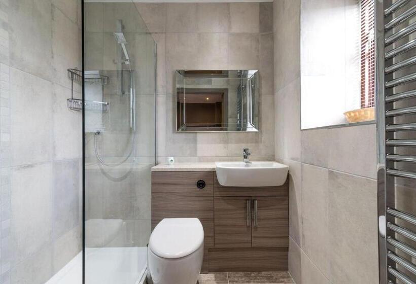 חדר בסיסי, Briarfields