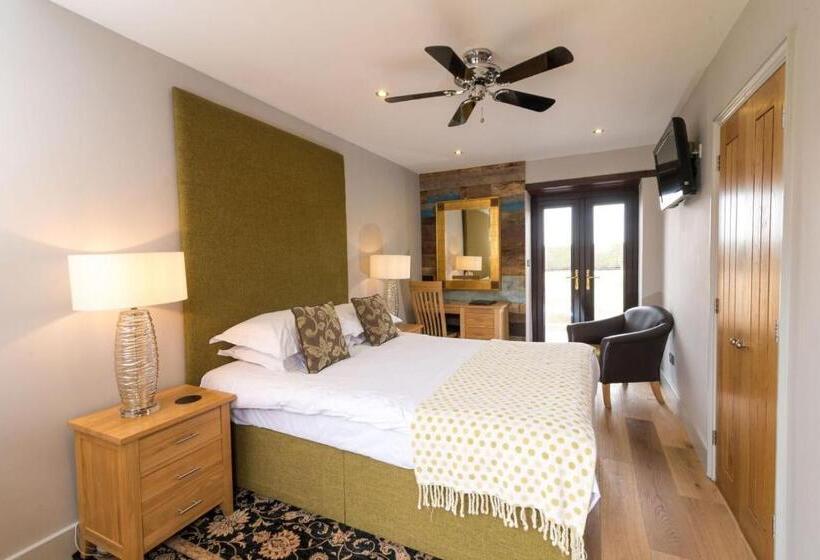 חדר בסיסי, Briarfields