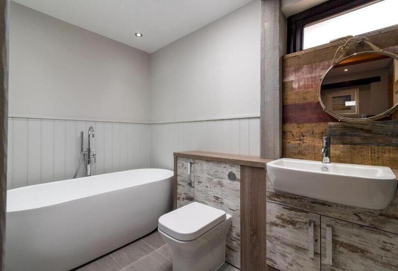 חדר סופריור, Briarfields