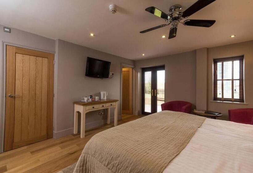 חדר סופריור, Briarfields