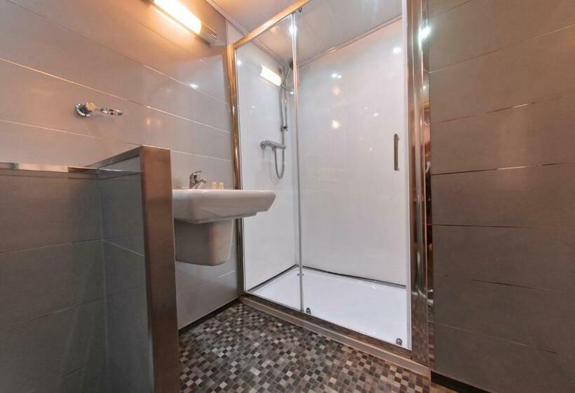 4인용 스탠다드 룸, The George