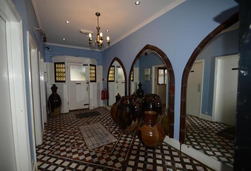 غرفة عائلية, Madonna Halley