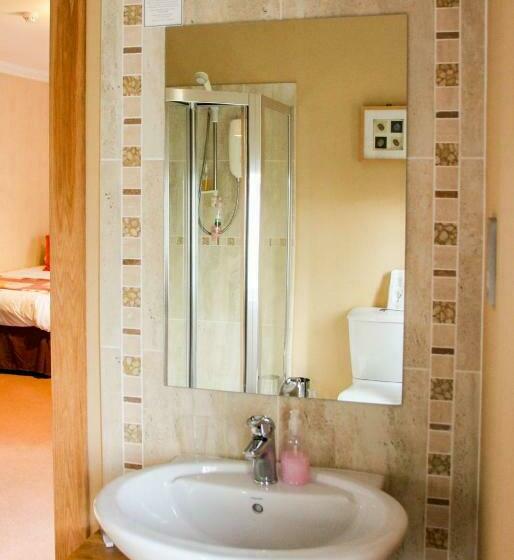 חדר משפחתי, Station Hotel And Restaurant