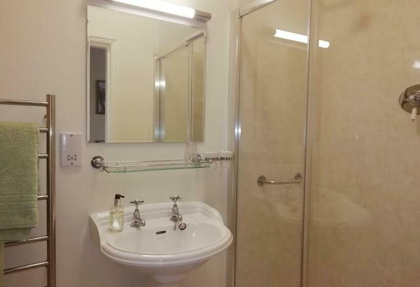 חדר דחוקס עם מיטת קינג, The Forest Country House B&b