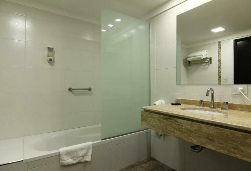 جناح جونيور, 646 Hotel Balcarce