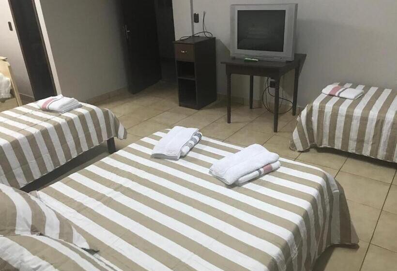 חדר משפחתי, Mola