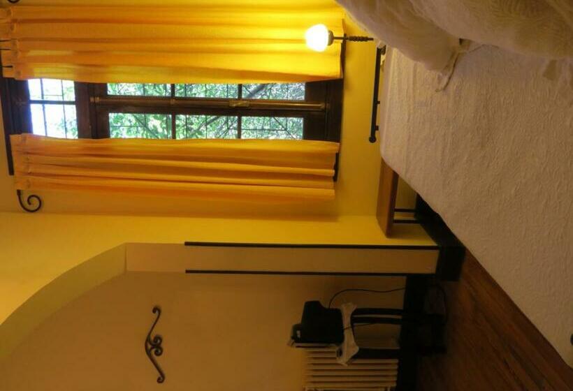 غرفة قياسية ثلاثية, Boutique Villa Art