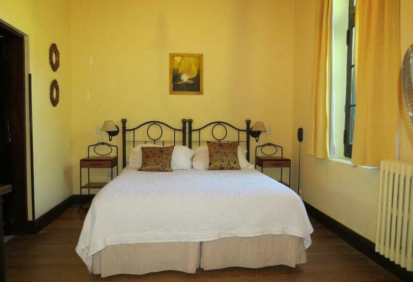 غرفة قياسية ثلاثية, Boutique Villa Art