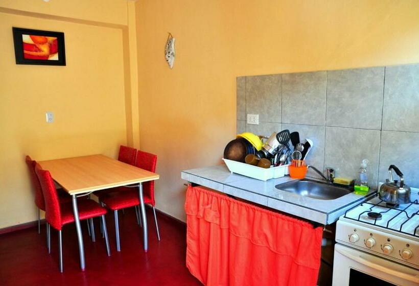 家庭间, Hostal Benjamin