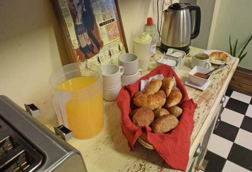 اتاق استاندارد با سرویس بهداشتی مشترک, Hostel Colonial