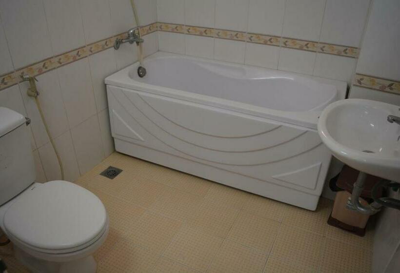 اتاق لوکس خانوادگی, Hoang Cuong