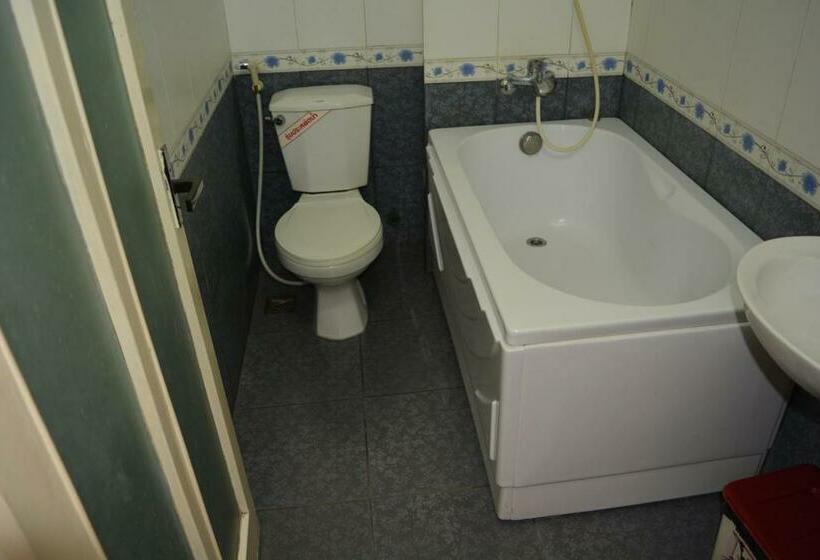 اتاق لوکس خانوادگی, Hoang Cuong