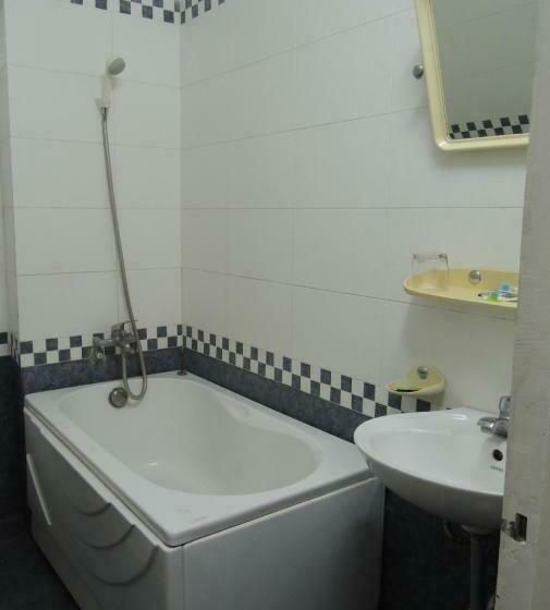 اتاق استاندارد سه نفره, Hoang Cuong