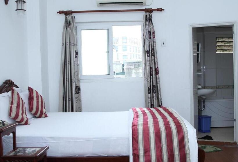 اتاق لوکس, Hoang Cuong