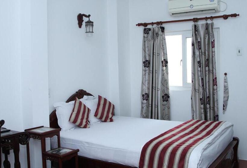 اتاق لوکس, Hoang Cuong