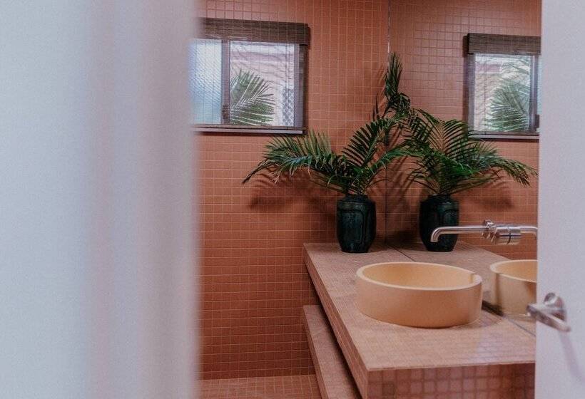 בקתה סטנדרטית, The Cheshire Cat Boutique Motel