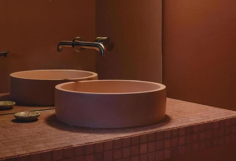 בקתה סטנדרטית, The Cheshire Cat Boutique Motel