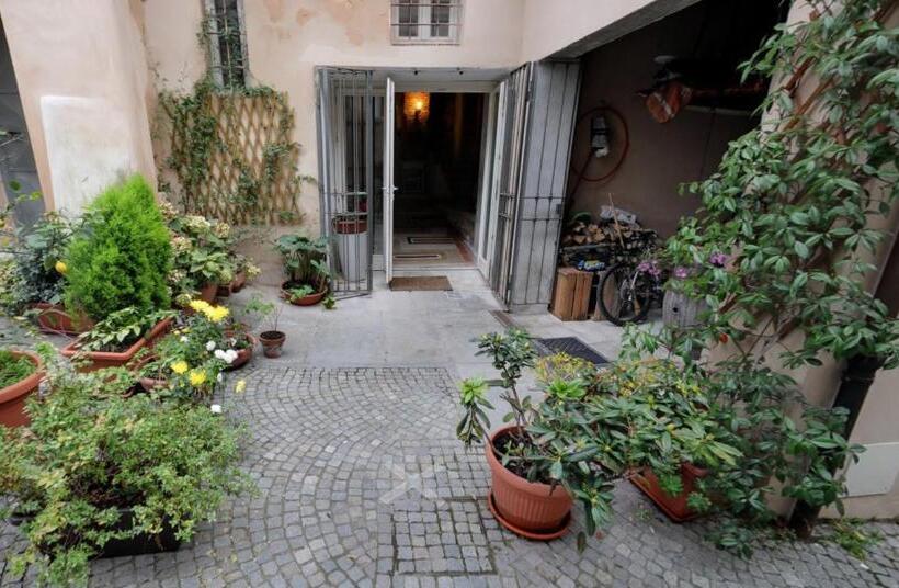 חדר קומפורט לשלושה, Domus Aurea