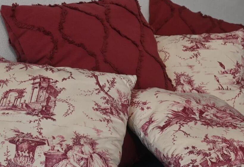 חדר קומפורט לשלושה, Domus Aurea