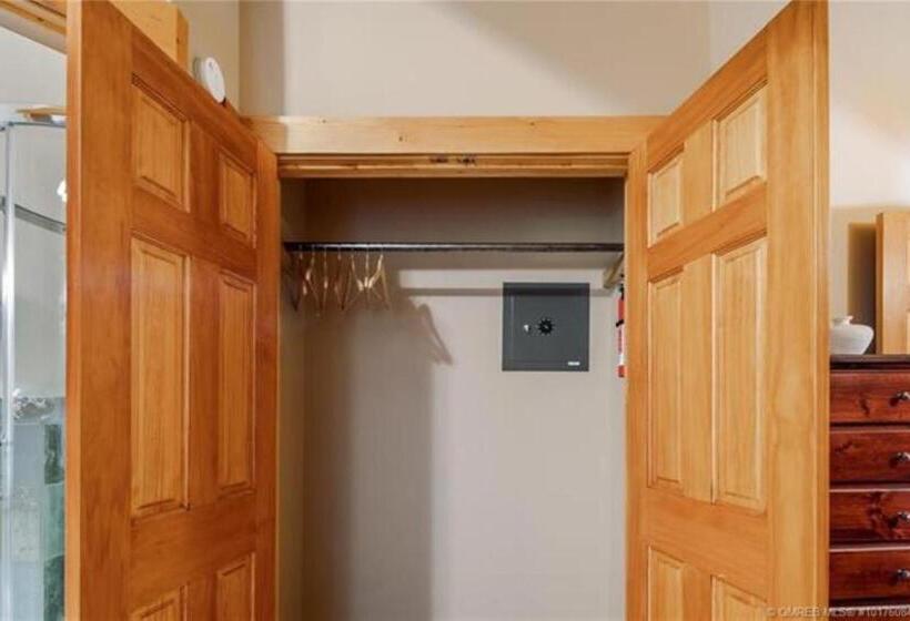 Номер Стандарт с Балконом, A Okanagan Lakeview Inn