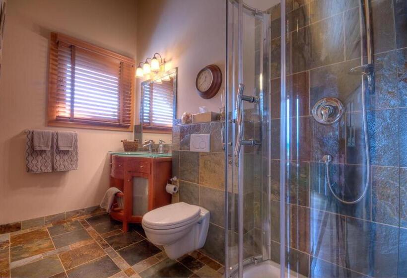 Номер Стандарт с Балконом, A Okanagan Lakeview Inn