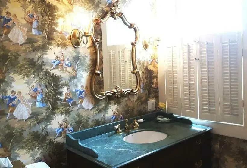 スタンダードルーム, Historic Wilson Guy House