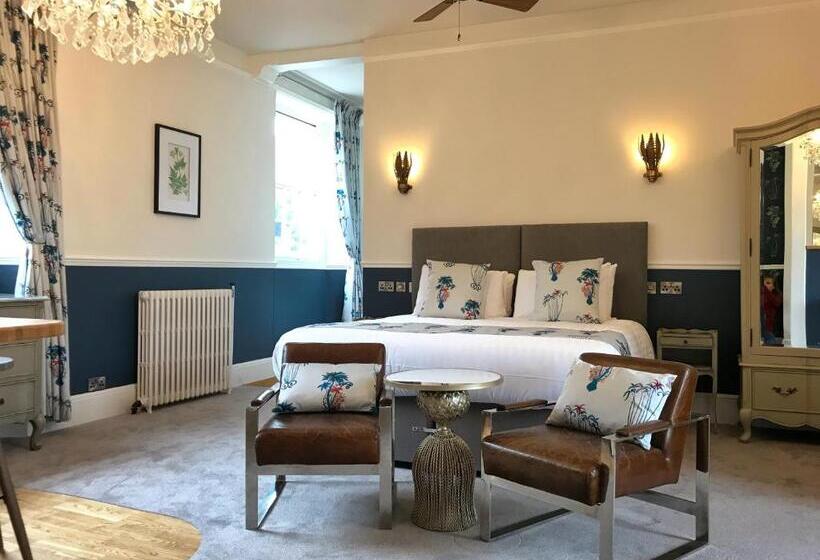 سوییت لوکس, Fox & Hounds Country