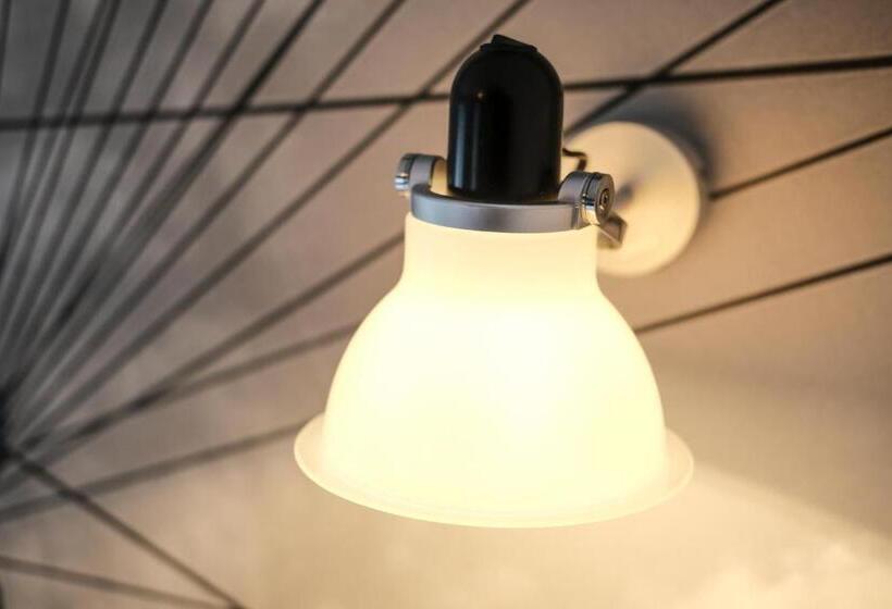 标准单人间, The Wellington